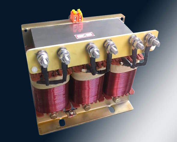 TKSG/TKDG濾波電抗器通過的是交流電流，它與濾波電容器串聯(lián)使用，組成諧振電路，使其在規(guī)定的頻率點(diǎn)上諧振，濾指定的高次諧波；同時(shí)還可實(shí)玖電力系統(tǒng)的無功補(bǔ)償和…