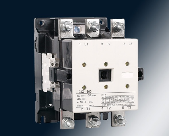 CJX1交流接觸器適用于交流50Hz或60Hz、電壓至690V、電流至475A的電力線路中，供遠(yuǎn)距離頻繁起動(dòng)和控制電動(dòng)機(jī)及接通與分?jǐn)嚯娐?。?jīng)加裝機(jī)械聯(lián)鎖機(jī)構(gòu)后組…